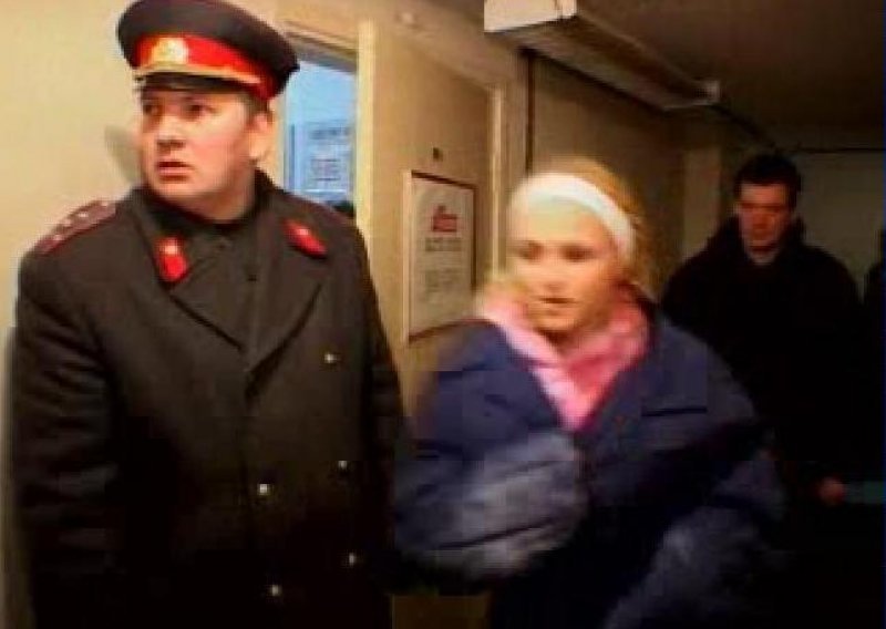 Turisti u redovima čekaju dozu sovjetske torture
