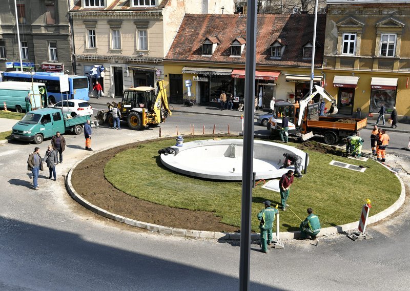 Fontana završena, a onda je krenulo rušenje jer autobusi ne mogu proći