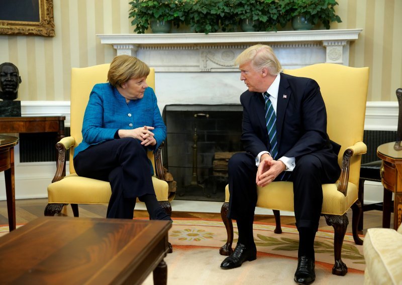 Pogledajte kako se Trump odbio rukovati s Merkel