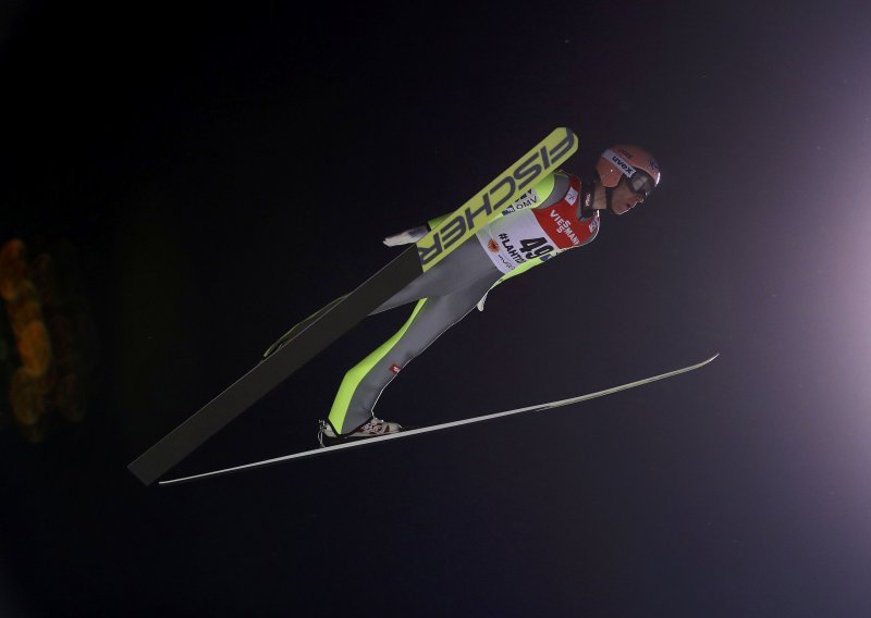 [VIDEO]: U samo 20 minuta srušena dva svjetska rekorda u skijaškim letovima, povijesni skok Stefana Krafta!