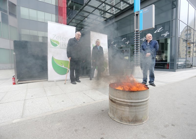 Zelena lista zapalila vatru pred Ministarstvom okoliša