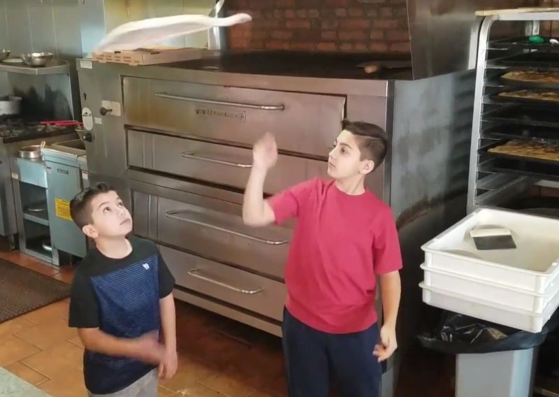 Michael je pravi pizza majstor, a njegov brat također