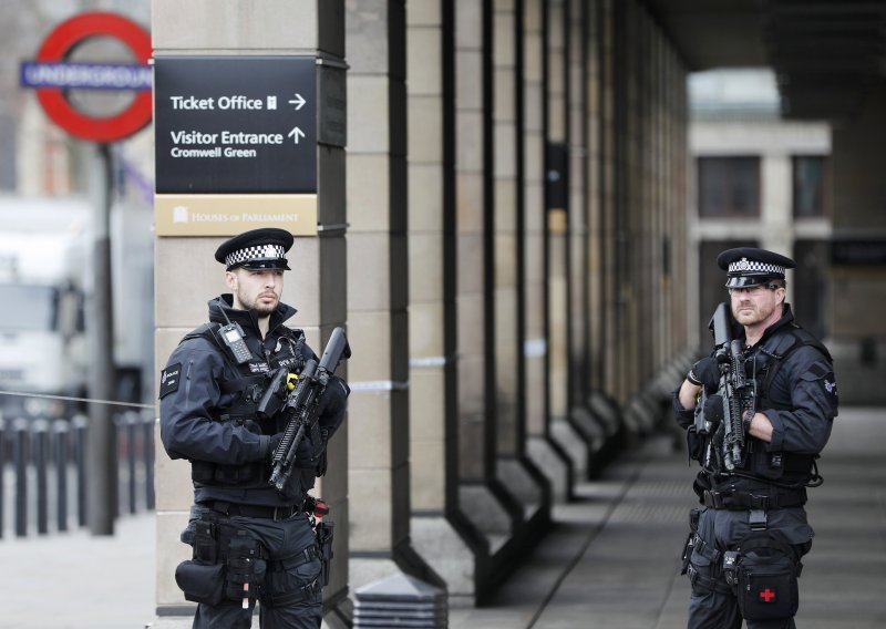 Britanska policija uhitila naoružanog muškarca u blizini parlamenta i rezidencije premijerke