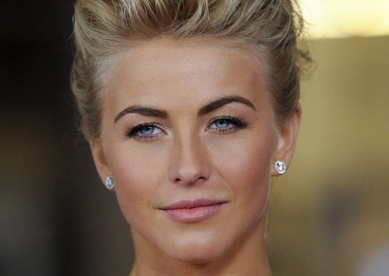 Kako Julianne Hough uvijek ima tako plave oči?