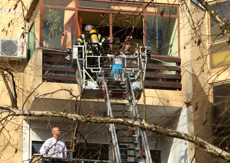 U požaru u zagrebačkim Dugavama poginuo 36-godišnjak, 12 osoba spašeno