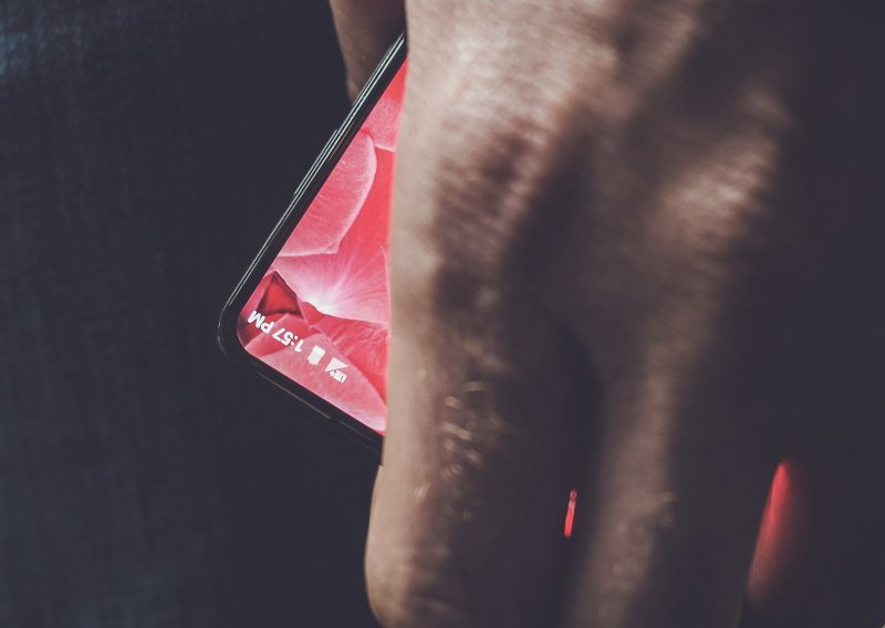 Tvorac Androida otkrio kako se Essential Phone nosi s Appleom i Samsungom