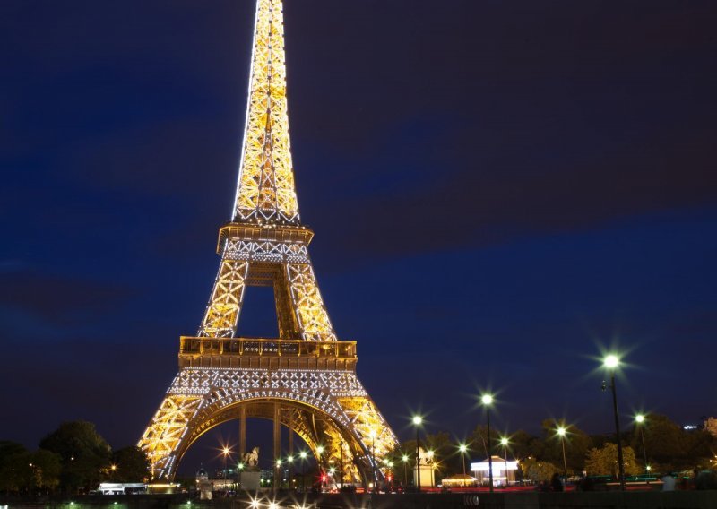 Sinoć evakuiran Eiffelov toranj nakon pokušaja napada naoružanog muškarca