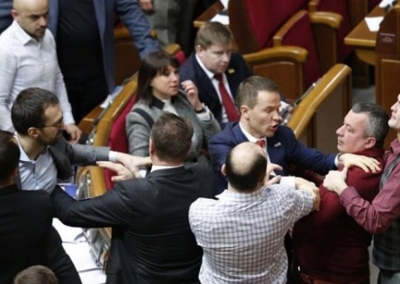 U tučnjavi ukrajinskih stranačkih kolega, srećom, stradao tek sako zastupnika