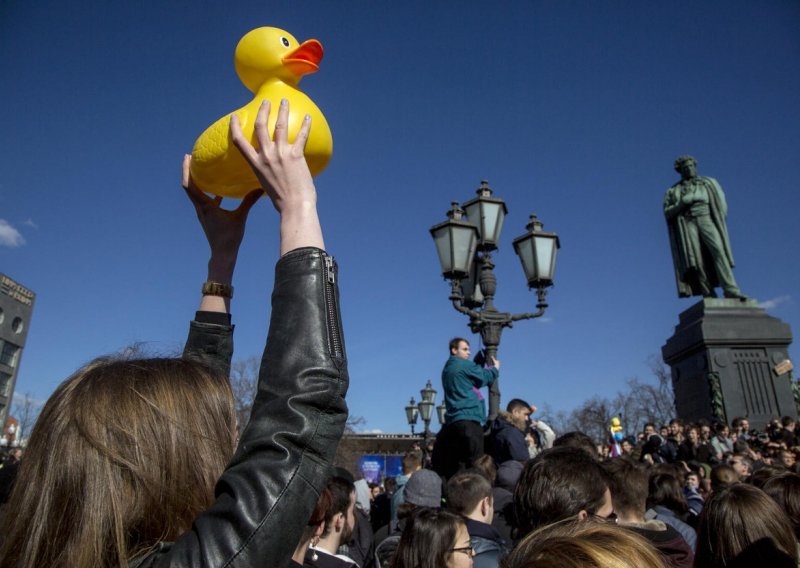 Žuta patka pred Kremljom, a Toblerone sve lakši