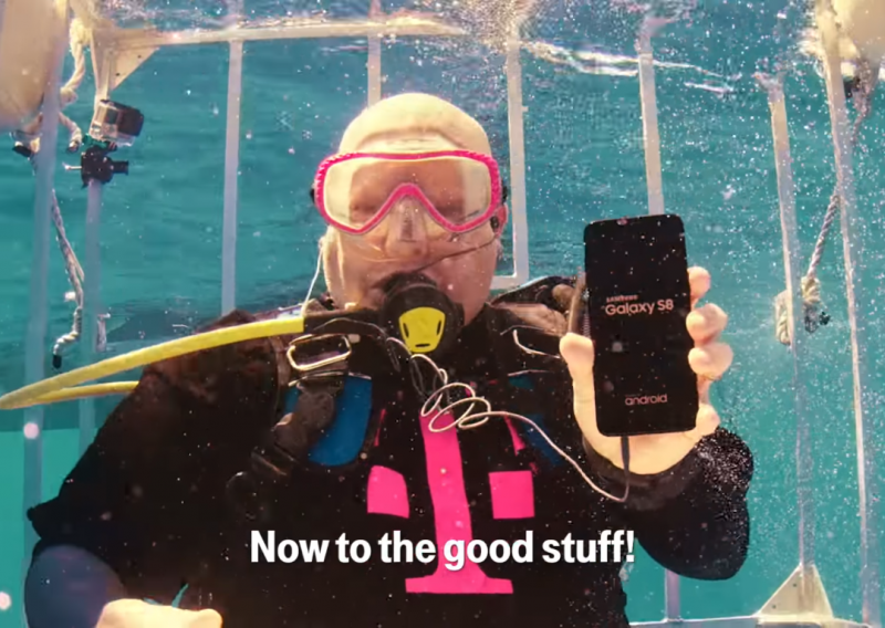 Što Galaxy S8 radi kad je okružen morskim psima?