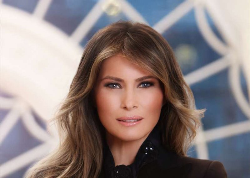 Melania Trump glamurozna i na službenom portretu