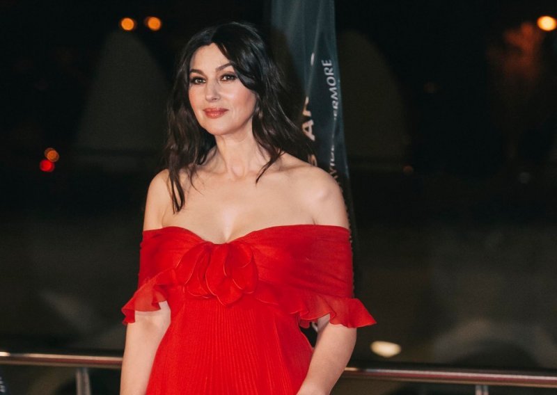 Monica Bellucci sve opčinila u izazovnoj crvenoj haljini