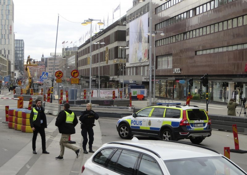 Četvero mrtvih u naletu kamiona u masu ljudi u Stockholmu, uhićen muškarac koji odgovara fotografiji s mjesta događaja