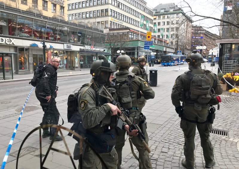 Juncker izrazio solidarnost sa Šveđanima, pojačane patrole u Oslu i Helsinkiju