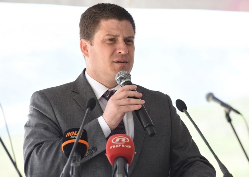 Ministar Butković poništio koncesiju za plažu Zlatni rat