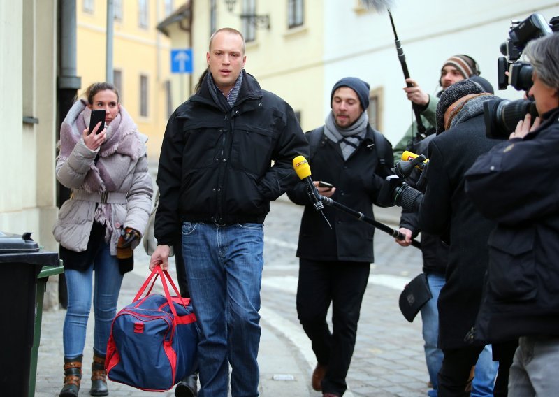 Potreseni Saucha pojavio se na Markovom trgu s putnom torbom u ruci