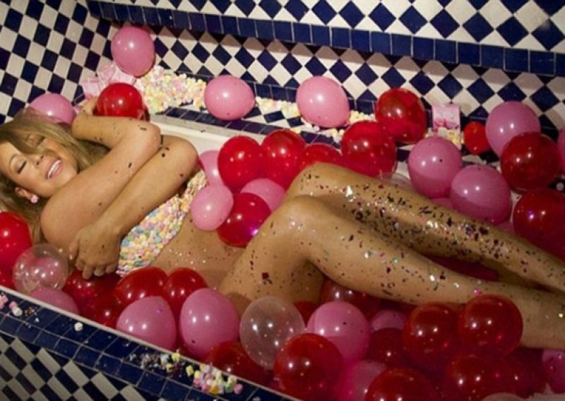Mariah Carey za Valentinovo odjenula bikini od slatkiša