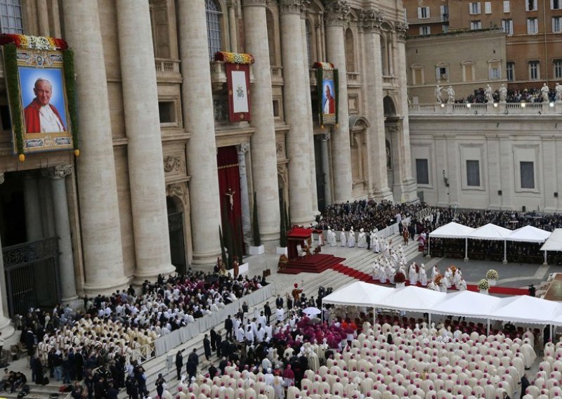 'Dvojica svetih papa u nebu i dvojica na Trgu svetog Petra'