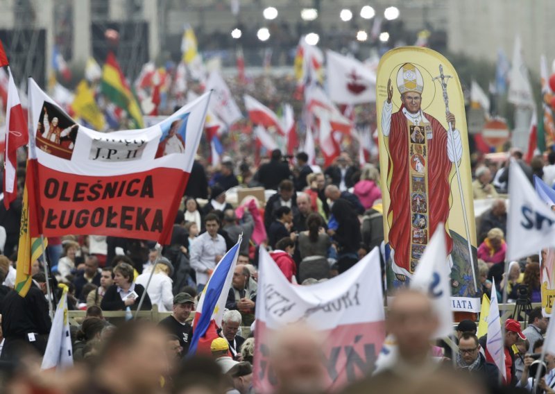 Povijesni dan za Katoličku crkvu, u Vatikanu milijun vjernika