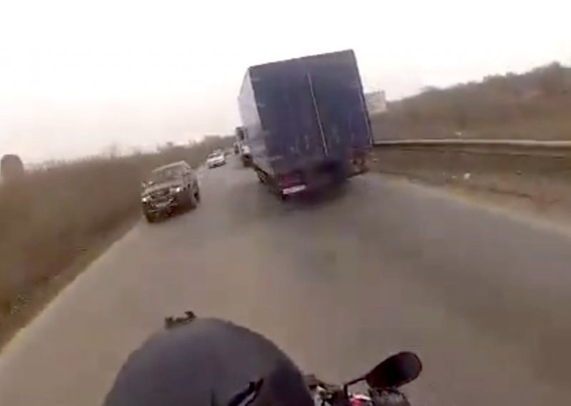 Nestrpljivi motociklist 'popio' kamionska vrata