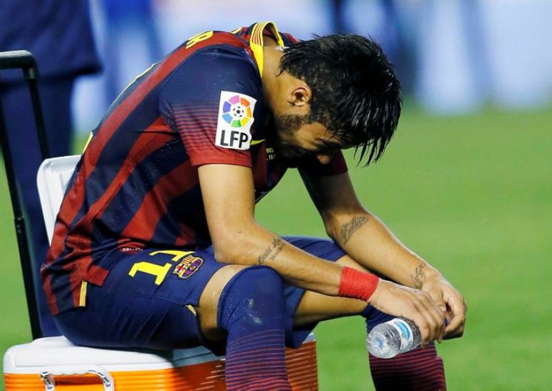 Tragičar Neymar neće moći igrati mjesec dana