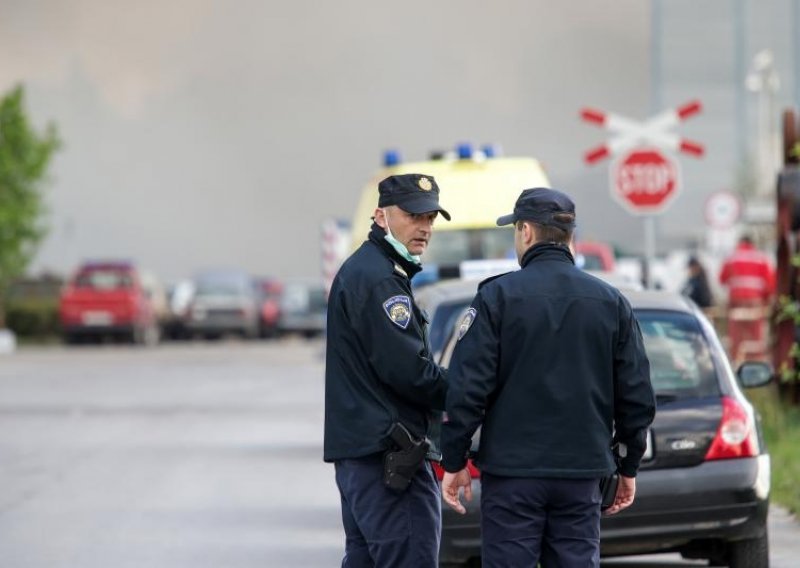 Žalosno je kako su policajce poslali u teški požar!