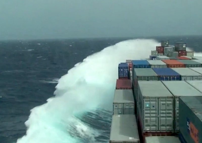 Gledajte kako valovi savijaju ovaj 350-metarski brod kao gumu