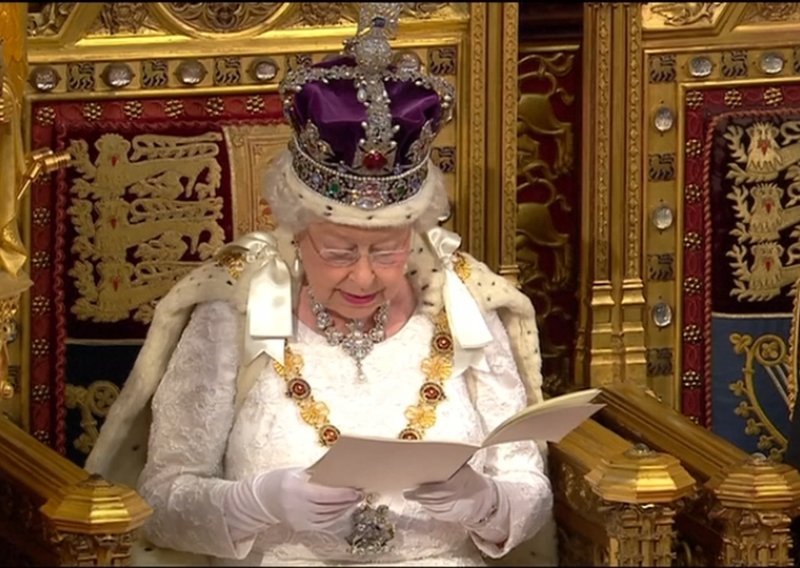 Britanska kraljica predstavila vladine reforme pred referendum o EU-u