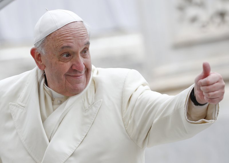 Papa pozvao katolike da 'ne brbljaju' nakon mise