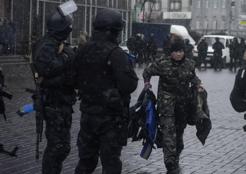Ukrajina razoružava neonacističku paravojsku