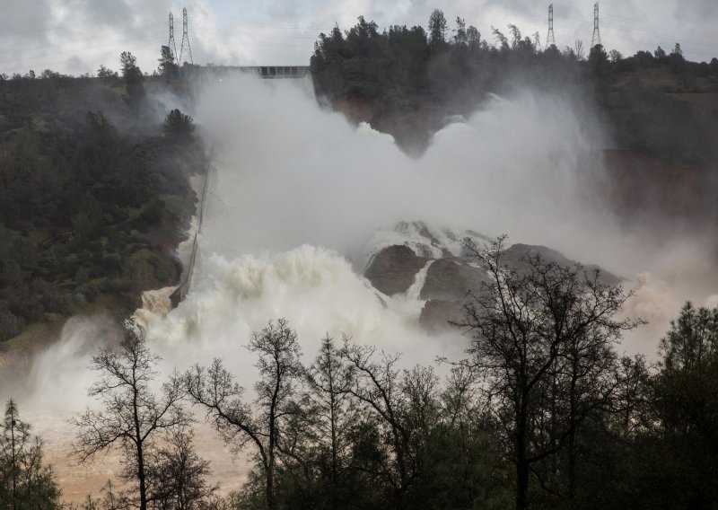 Hitna evakuacija: Popušta najveća brana u SAD-u