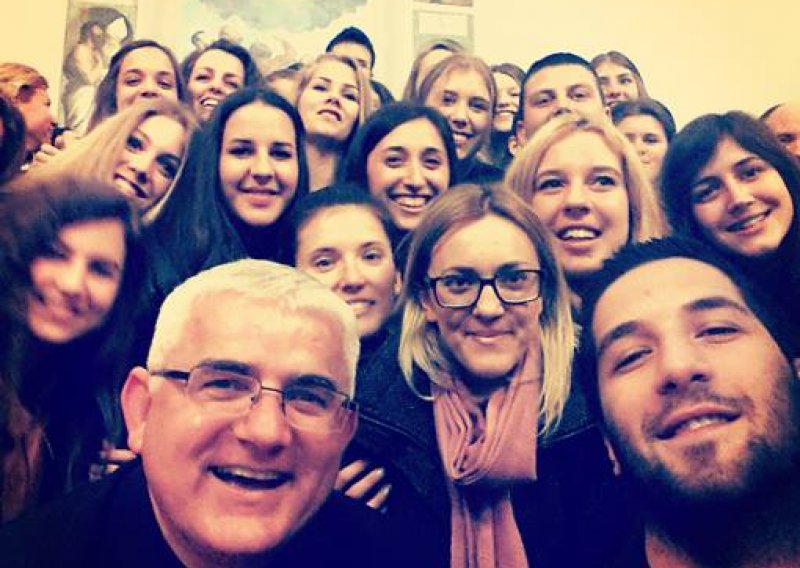 I Crkva podlegla trendu: Ovo je prvi selfie jednog biskupa