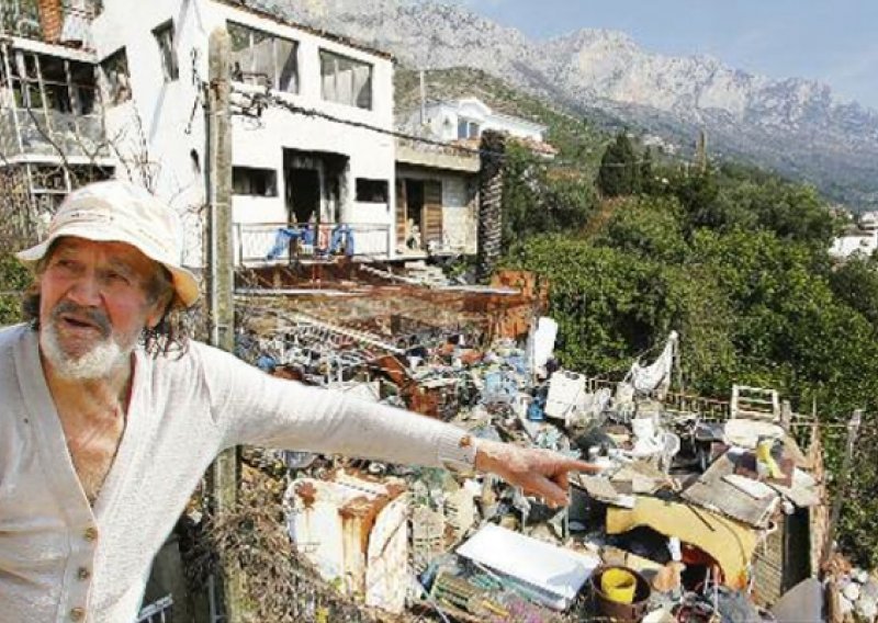 Bivši pripadnik CIA-e živi u smeću u prvom redu do mora