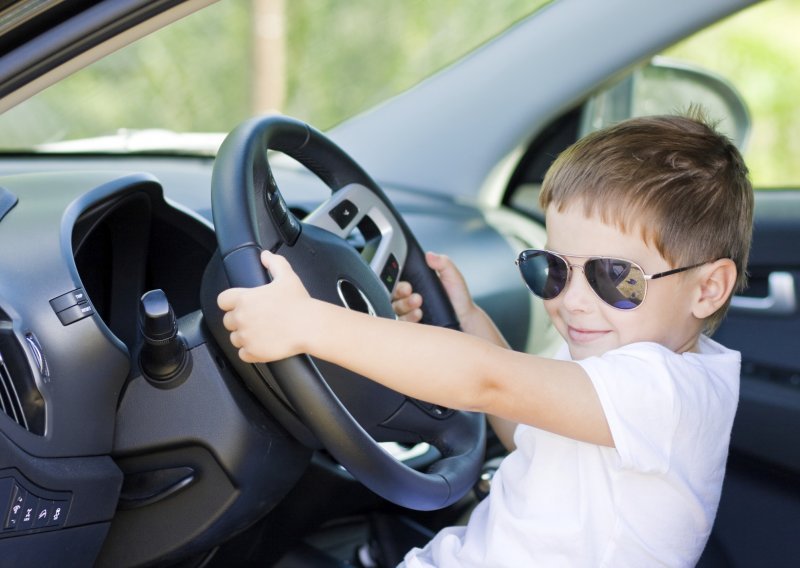 Klinac ukrao auto pa lagao policiji da je patuljak