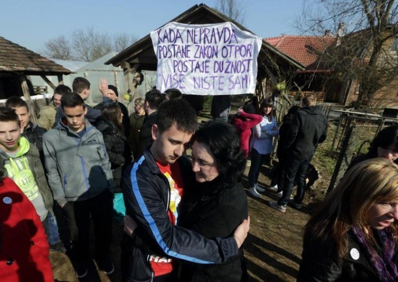 Dramatična deložacija samohrane majke i troje djece