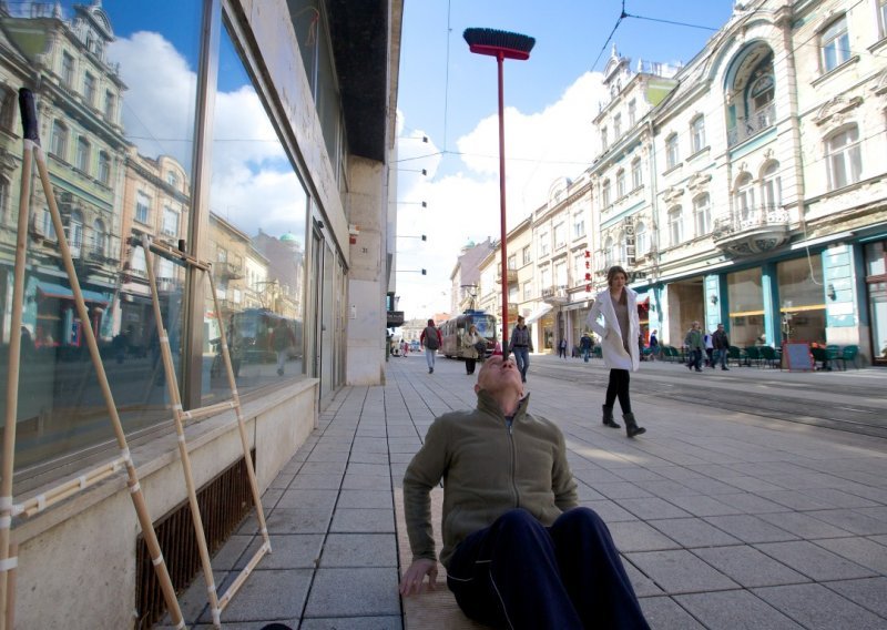 Luta Osijekom i balansira predmetima na nosu