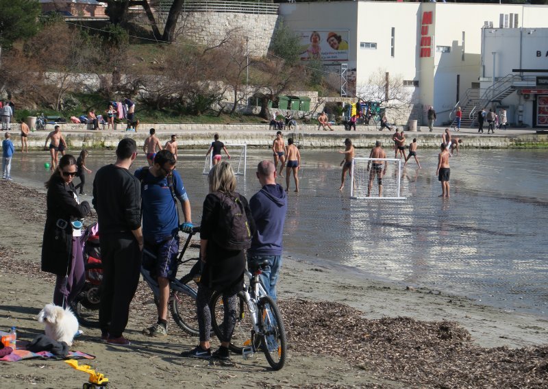 Piciginaši preplavili Bačvice, do kraja tjedna 17°C