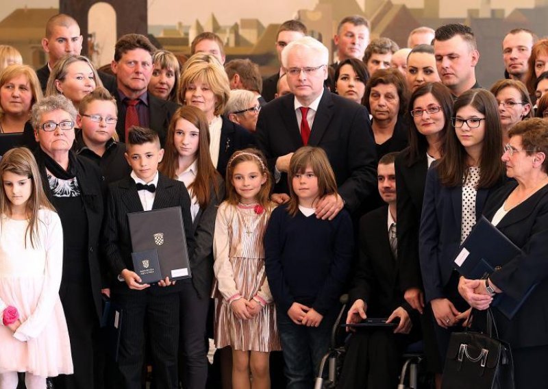 Josipović posthumno odlikovao 37 pirotehničara