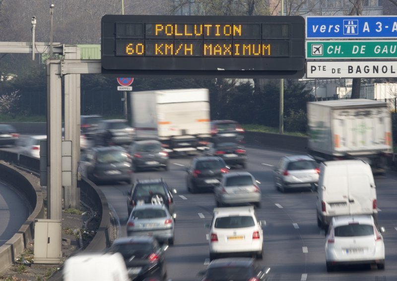 Pariz uveo vožnju 'par-nepar' zbog zagađenja