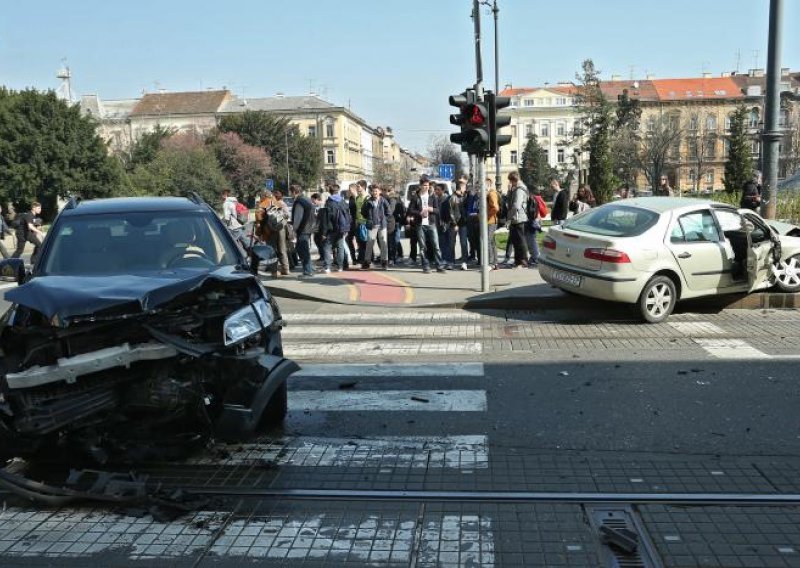 Zbog sudara u centru Zagreba preusmjereni tramvaji