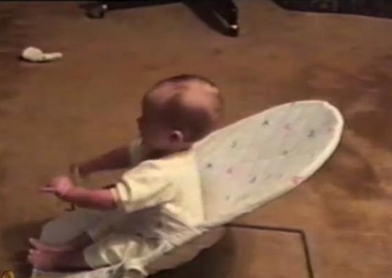 Ova beba bi već mogla držati instrukcije u teretani