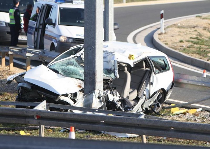 Sletio s ceste i udario u stup; jedna osoba poginula