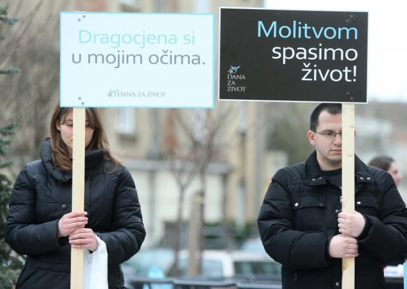 Molili protiv abortusa preko megafona, pa intervenirala policija