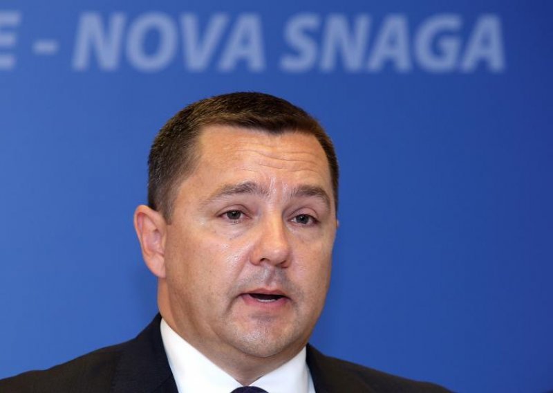 Mikulić: Ni Jovanović ni Josipović nisu kompetentni