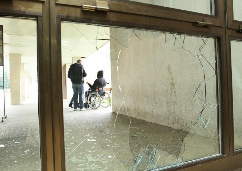 Nadzorna kamera otkrila tko je razbio prozor koprivničke bolnice