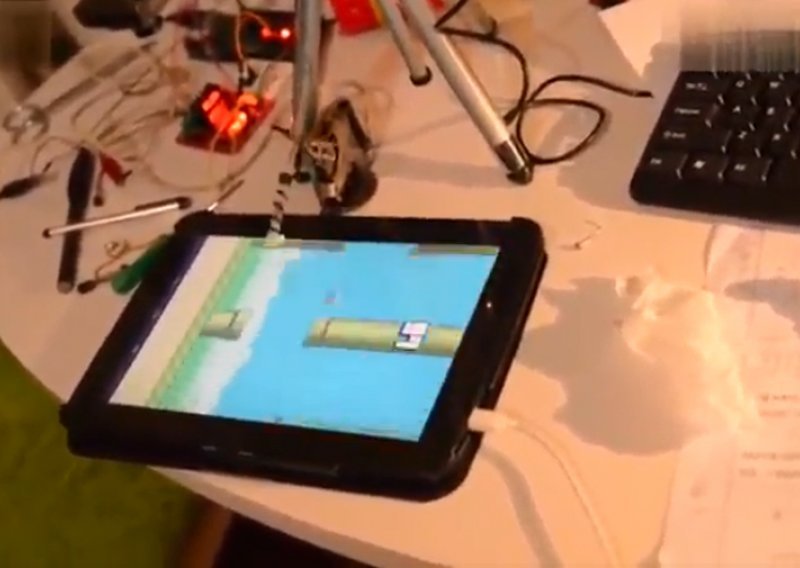 Ovaj robot će vas rasturiti u Flappy Birdu