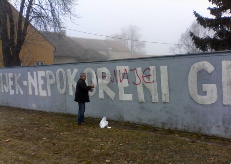 Zaštićeni natpis 'Osijek - nepokoreni grad' oštećen grafitom