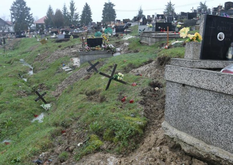 Klizište uništilo desetke grobova u Kravarskom
