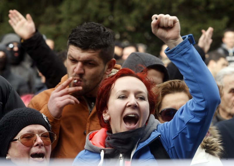 Malobrojni prosvjednici blokirali promet u Sarajevu