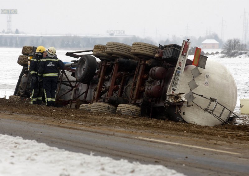 Prevrnuta cisterna na A1, promet obustavljen